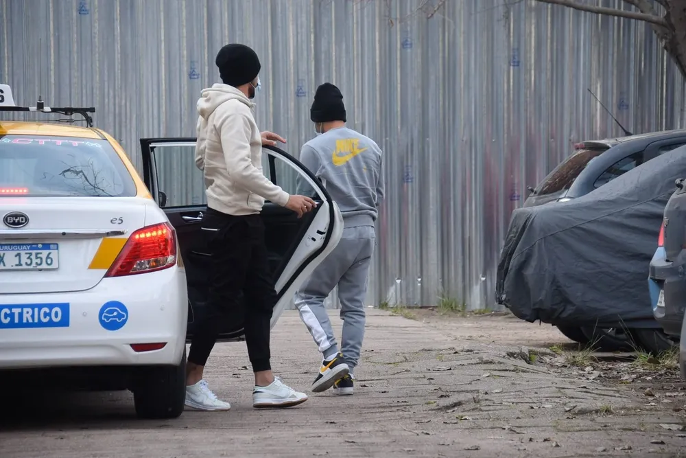 Lucas Viatri (izquierda) y Walter Gargano (derecha) llegan al Juzgado de Familia para declarar sobre la denuncia de abuso que los implica
