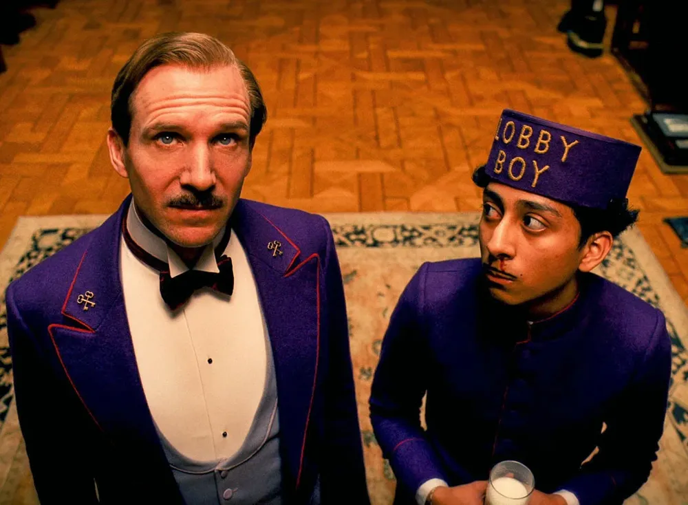 Ralph Fiennes y Tony Revolori manejan una química perfecta en la película