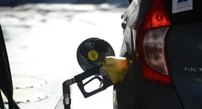 Ajuste del Imesi pone piso de casi $ 3 por litro a la suba de la nafta
