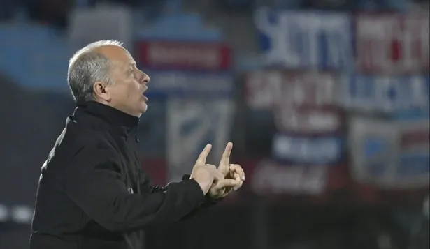 Alejandro Cappuccio dirigiendo a Plaza frente a Nacional