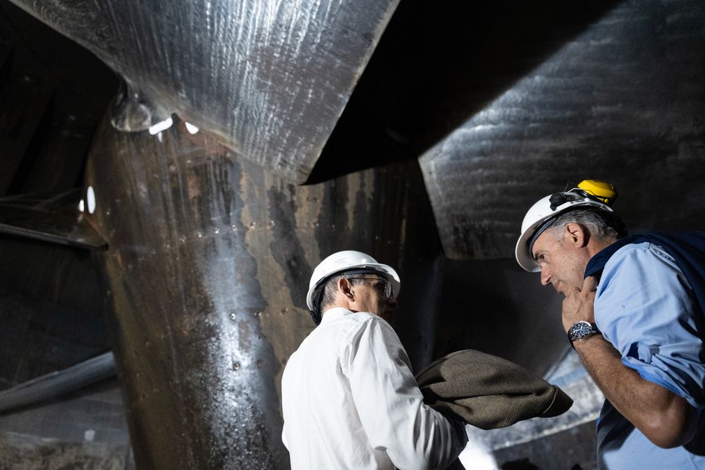 Yamandú Orsi y Gonzalo Casaravilla recorren la represa de Salto Grande