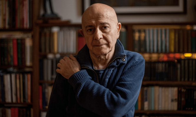 El escritor argentino, Hugo Mujica.
