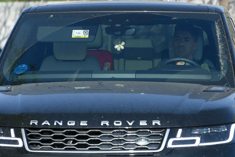 La llegada de Luis Suárez al complejo de Barcelona para los controles por el coronavirus