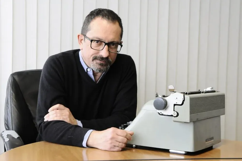 Escritor y periodista; la primera novela de Rossello fue Valores y dublés.