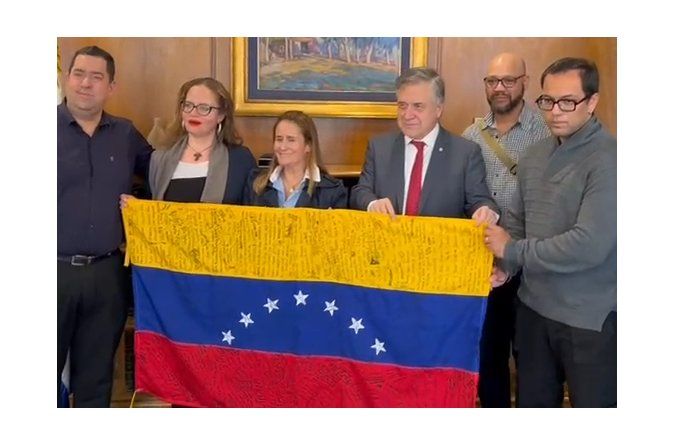 Omar Paganini recibe la bandera de Venezuela&nbsp;