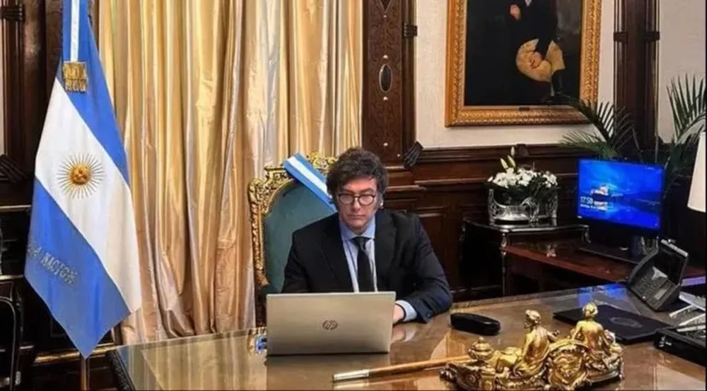 El presidente firmó sus 13 decretos