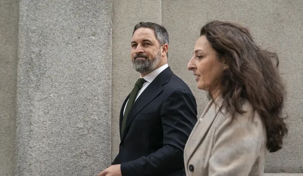 El líder de Vox, Santiago Abascal, y la responsable jurídica de la formación, Marta Castro (Archivo)