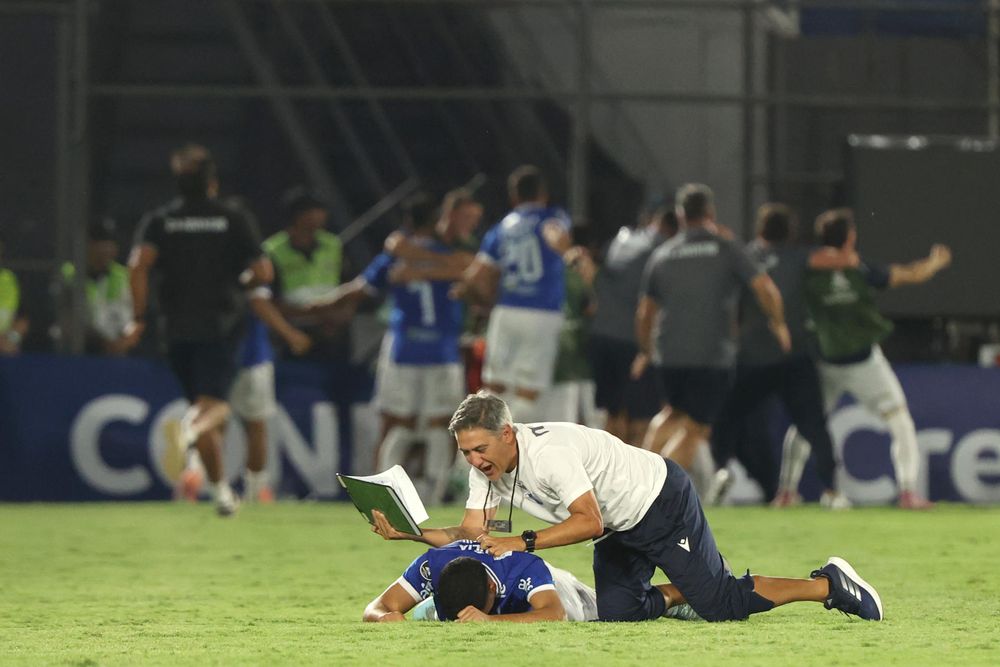 Jugadores de Juventud celebran tras ganar frente a Guaraní en el estadio Defensores del Chaco en Asunción