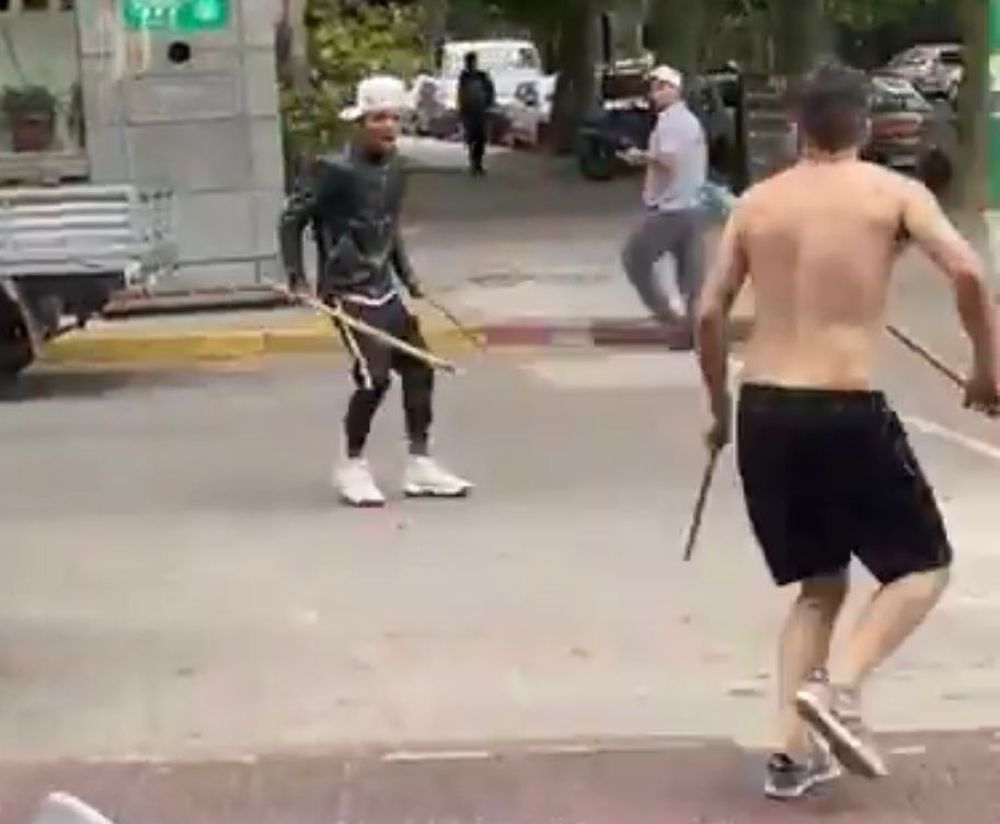 Pelea callejera de palos con puntas afiladas en Pocitos