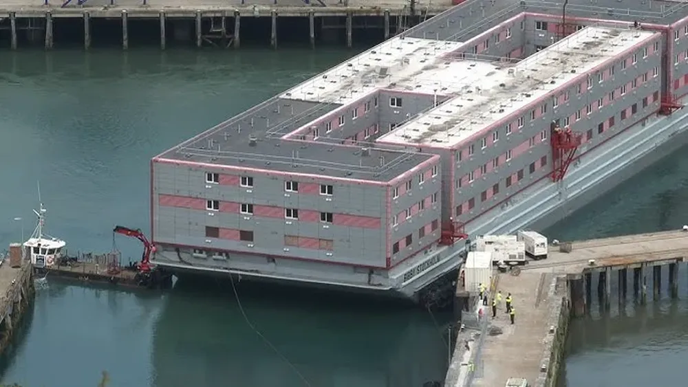 La barcaza Bibby Stockholm está amarrada en un muelle de la ciudad de Portland.
