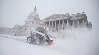 Es una especie de asedio ártico: la tormenta de nieve en EEUU deja al menos 7 muertos y mantiene 800.000 hogares sin electricidad