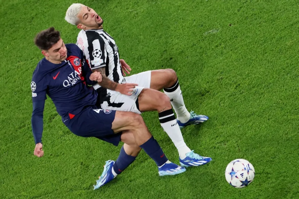 Manuel Ugarte marca firme a Bruno Guimaraes