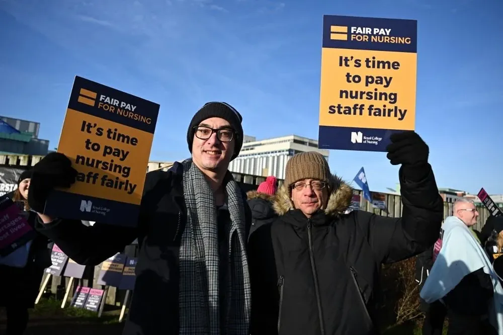 El paro de este lunes coincide con una acción en Inglaterra del personal de ambulancias (conductores, paramédicos y telefonistas incluidos)