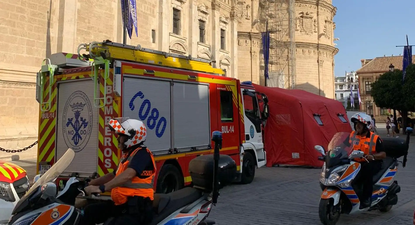 Bomberos trabajan en el simulacro de incendio en el Archivo de Indias.