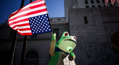 Las manifestaciones en contra del gobierno Trump han estado adornadas por personas disfrazadas de animales.