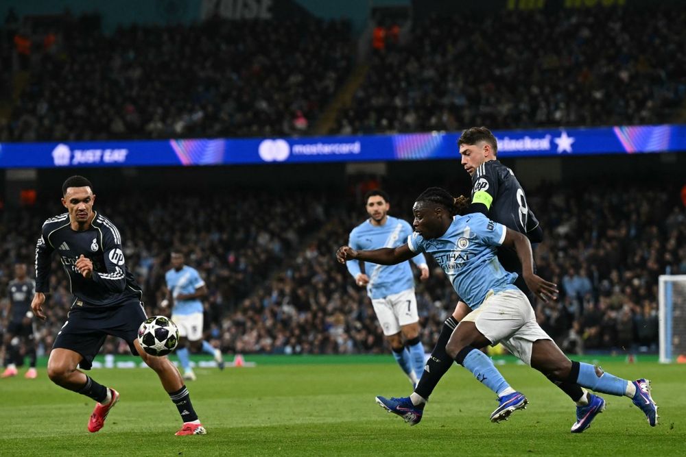 Jeremy Doku (de Manchester City ante Trent Alexander-Arnold y Federico Valverde de Real Madrid por la Champions League