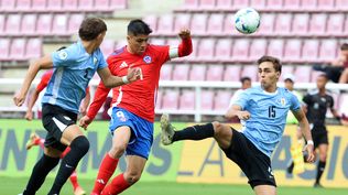 Alfonso Montero y Juan Rodríguez de la selección de Uruguay sub 20 van sobre Damián Pizarro de Chile