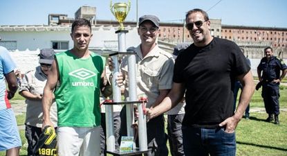 Ignacio Ruglio, presidente de Peñarol, entregó la copa al equipo ganador del torneo de internos del Penal de Libertad
