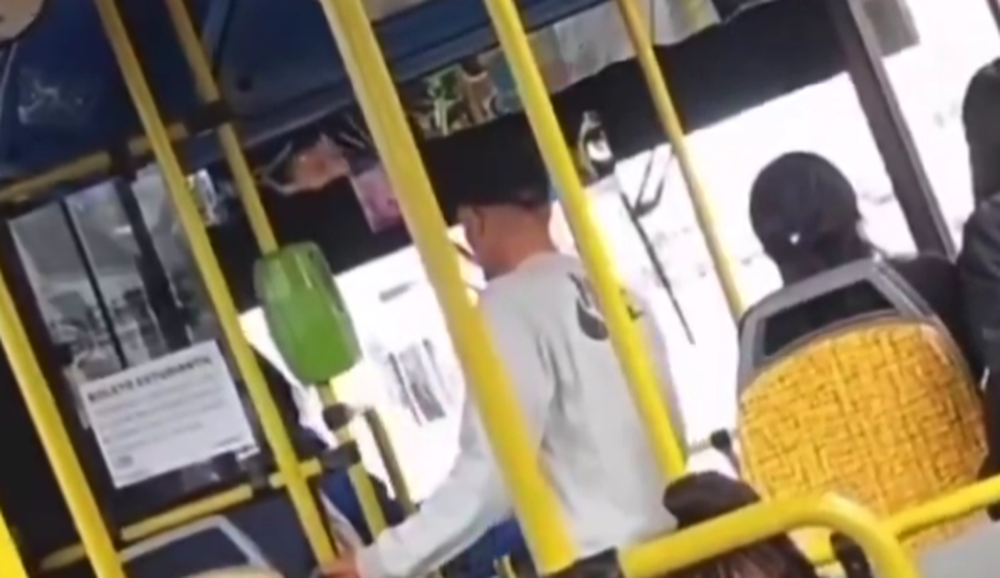 Un chofer de colectivo le rechazó a un pasajero el certificado de discapacidad y terminaron a las piñas