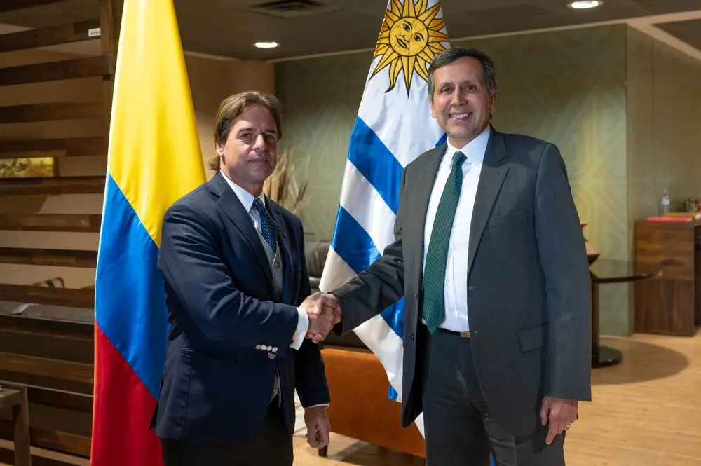 Lacalle Pou saluda al viceministro de Relaciones Exteriores colombiano, Francisco Echeverri.
