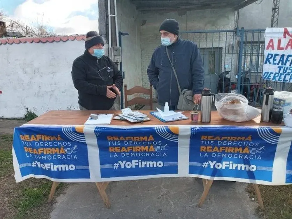 Puesto de recolección de firmas en una feria de Paysandú.