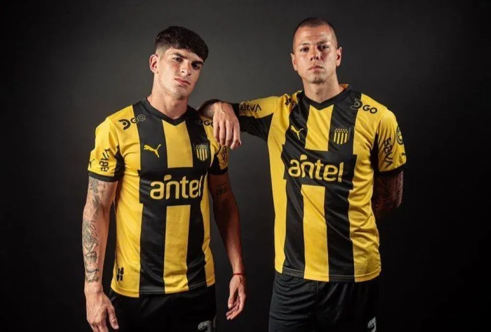 Santiago Homenchenko y Léo Coelho con la nueva camiseta de Peñarol