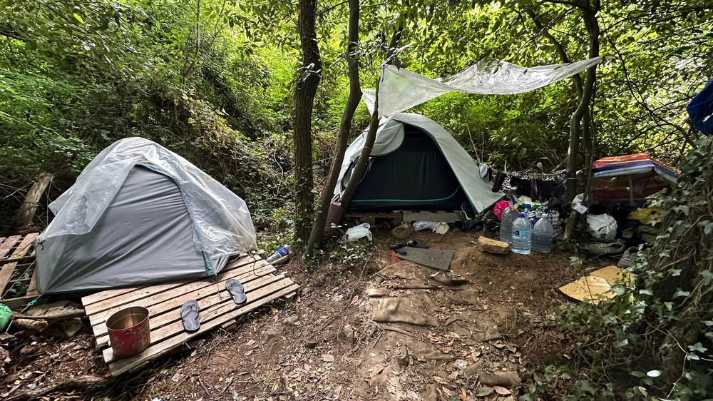 Personas sin hogar viven en carpas en un bosque de Berango.