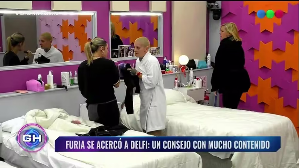 Furia peleando a Delfina