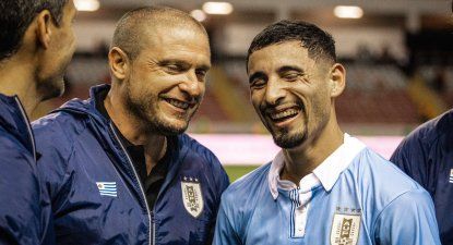 Diego Pérez y Walter Domínguez sonríen luego del empate de la selección de Uruguay ante Costa Rica, en lo que fue el debut del jugador de OFI