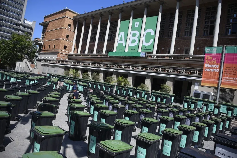 Febrero de 2022: En los días previos a la votación del Préstamo BID, Carolina Cosse llenó de contenedores la explanada de la Intendencia de Montevideo. 