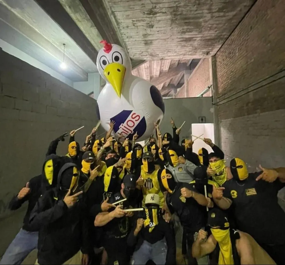 Encapuchados y con la gallina inflable