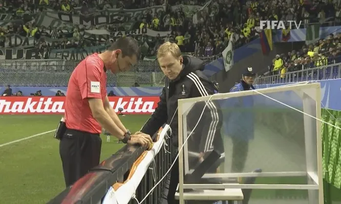 Histórico y polémico debut del juez de video en el fútbol