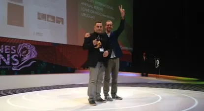 Gabriel Román recibe el oro para Lowe Ginkgo