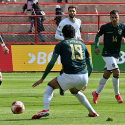 Maximiliano Araújo de Uruguay ante Efraín Morales de Bolivia por Eliminatorias