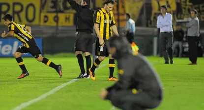 Diego Rossi por Diego Forlán