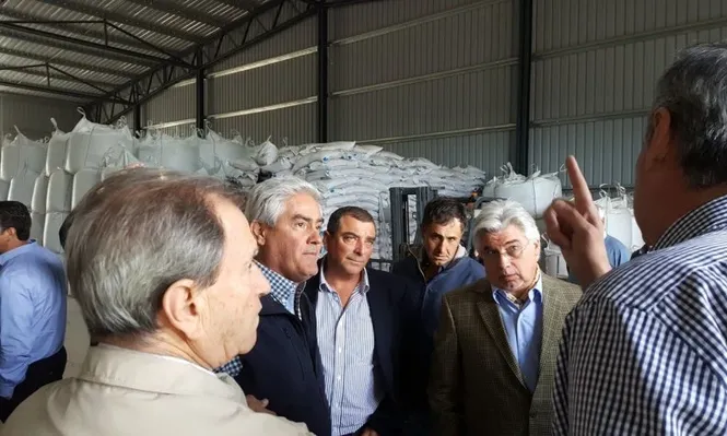 Ministro Aguerre, intendente Bascou y otros asistentes durante la visita a las instalaciones de Cadol