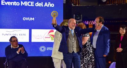 Productores avícolas nucleados en APAS de festejo: el premio lo recibió Joaquín Fernández, presidente de la asociación.