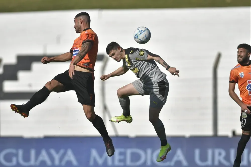 Agustín Álvarez Martínez busca por arriba ante la zaga de Sud América