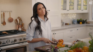Meghan Markle cocinando en su nueva serie, With love, Meghan.