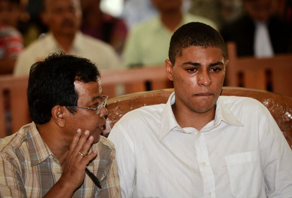 Tommy Schaefer escucha el veredicto de su juicio por asesinato en un tribunal en la isla de Bali, el 21 de abril de 2015
