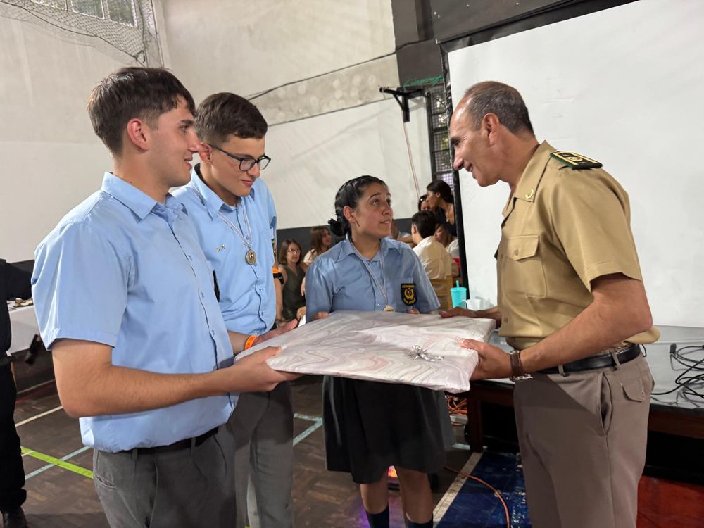 Director del Liceo Militar junto a alumnos