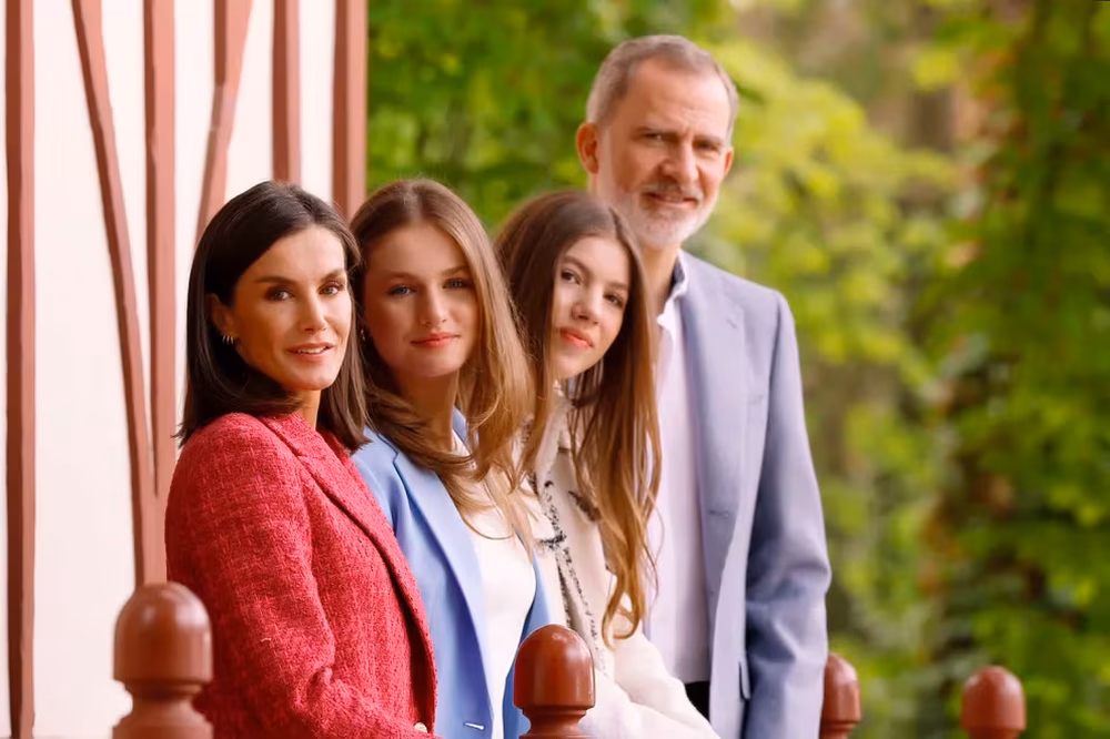 Fotografía de los reyes Felipe y Letizia de España con sus hijas, la princesa Leonor y la infanta Sofía, con motivo del vigésimo aniversario de boda. 