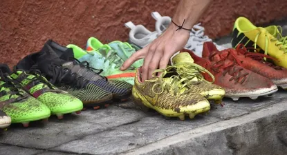 Los zapatos embarrados luego de una semana complicada por la lluvia