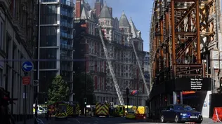 Bomberos combaten el fuego en el Hotel Mandarin Oriental de Londres.