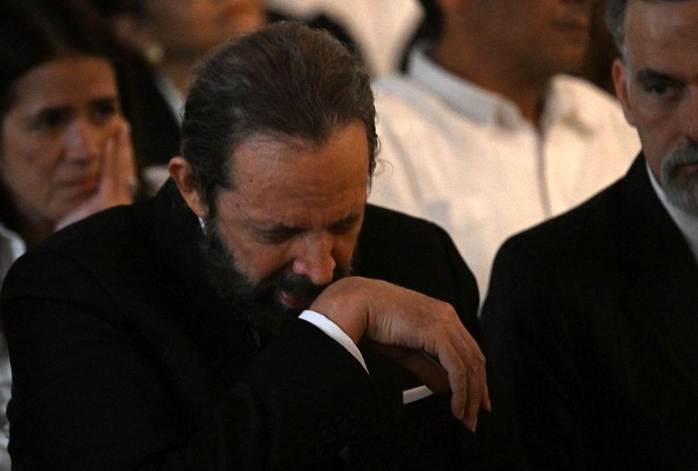 Juan Luis Guerra, uno de los dominicanos más populares en el mundo, concurrió al funeral.