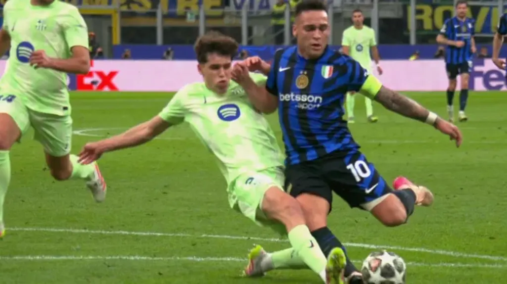 Lautaro Martínez, cuando le cometen el penal para el segundo gol del Inter.