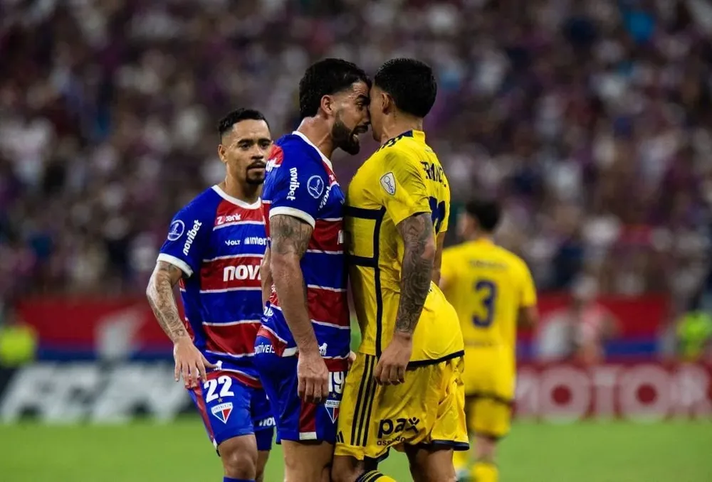 El defensor argentino de Fortaleza Emanuel Britez discute con el mediocampista de Boca Juniors Ezequiel Fernandez durante el partido de este jueves en el Arena Castelão Stadium, en Fortaleza, Brasil, por la Copa Sudamericana
