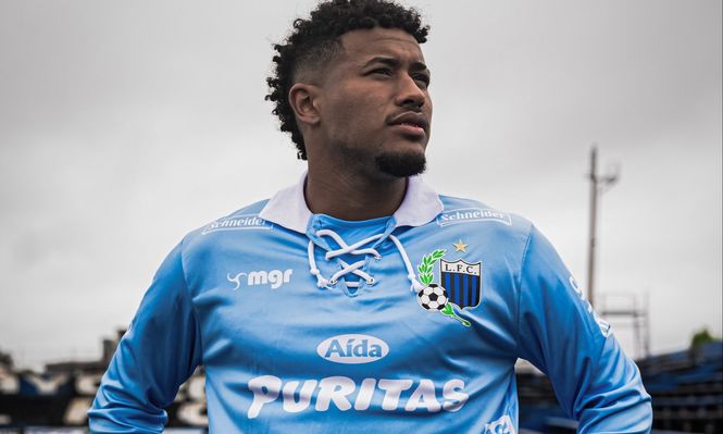 Kevin Amaro con la camiseta celeste que lucirá Liverpool