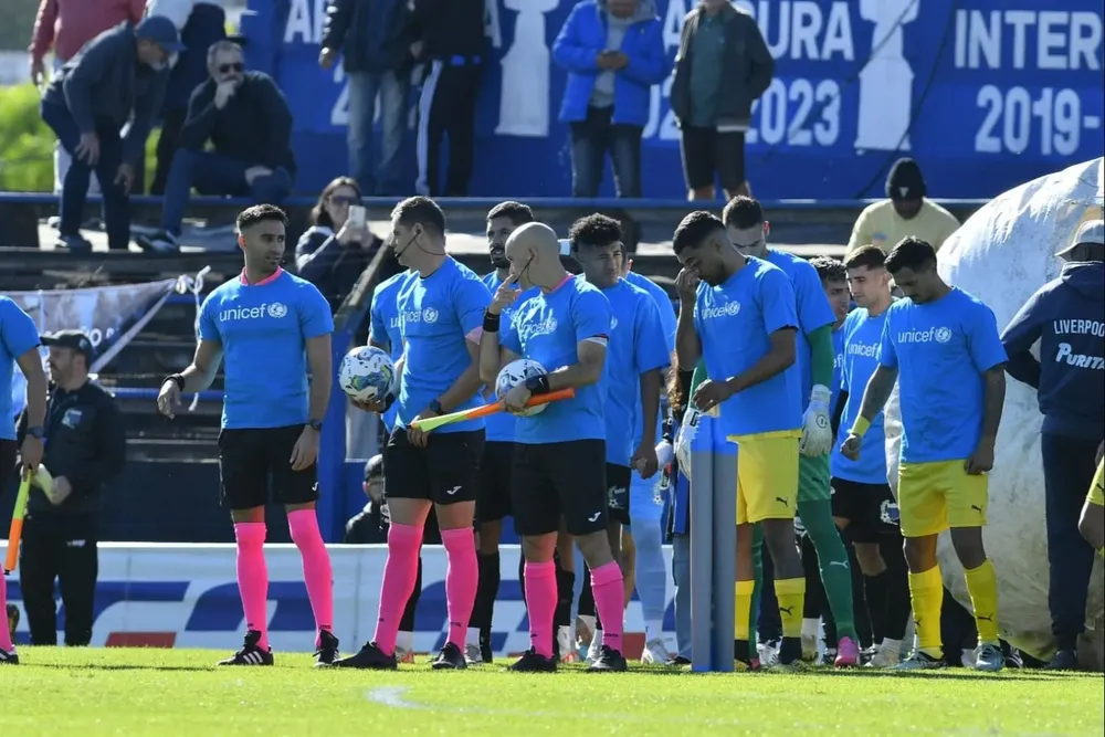El equipo de Peñarol saliendo al campo de juego de Belvedere