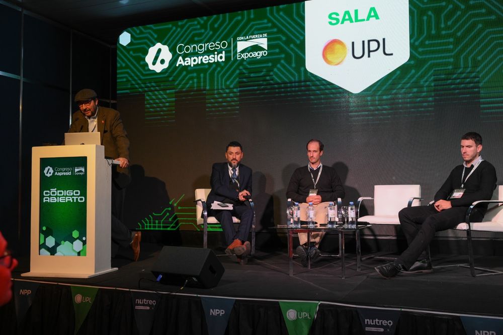 Agricultura sostenible: Patrick Adam, de la Cámara de Bioetanol de Maíz de Argentina (en el podio);&nbsp;Hugo Chavarría, gerente de Innovación y Bioeconomía del IICA;&nbsp;Agustín Torroba, especialista internacional en Biocombustibles del Instituto; y&nbsp;Conrado Gattoni, de 2BSvs, durante el panel&nbsp;sobre el papel estratégico que puede desempeñar la agricultura en los planes energéticos de la región.